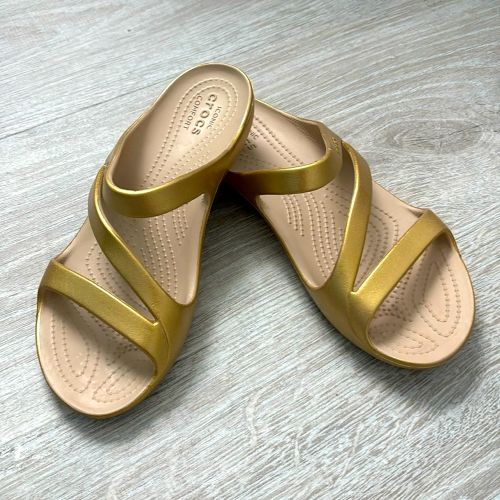 Crocs Women’s Kade II Metallic Sandals in Gold size 8